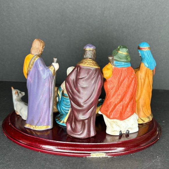 Scott's Porcelain 11 piece Nativity Christmas set with wood base. - Picture 4 of 16